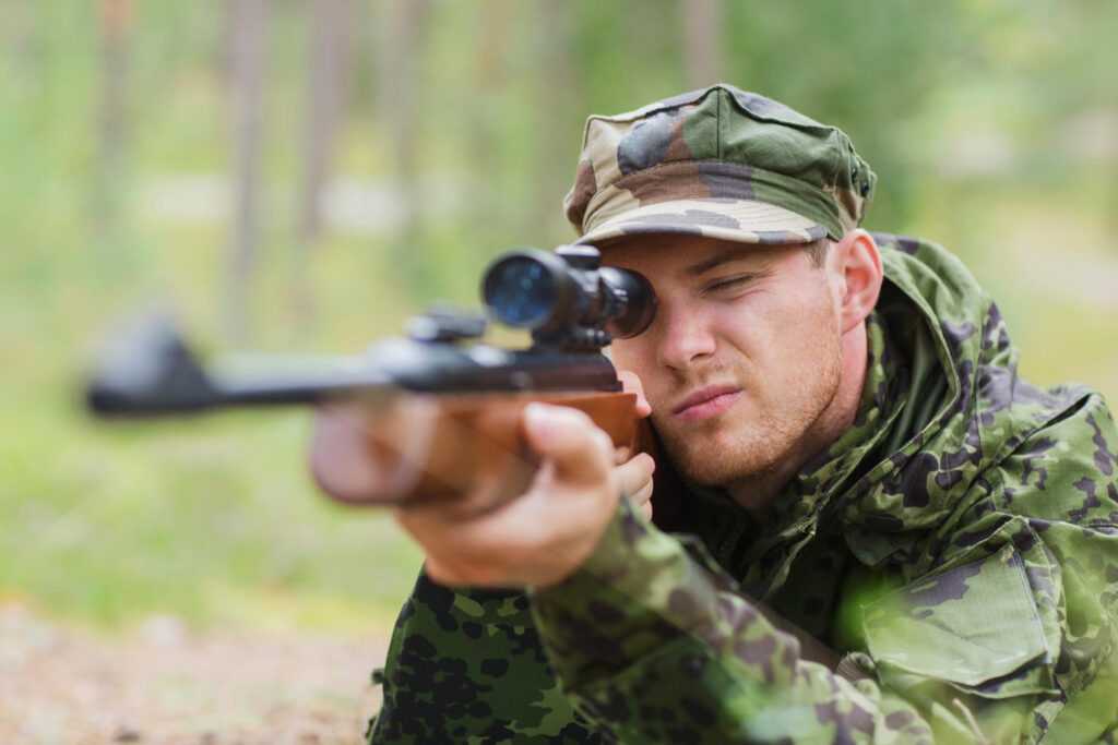 Asegura la Longevidad de tu Visor Cazador en vestimenta de camuflaje realizando mantenimiento a su visor, preparándose para la precisión en cada disparo.