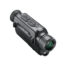 Monocular Bushnell Equinox X650 5x32 sobre fondo natural, demostrando su capacidad para la visión nocturna y diurna