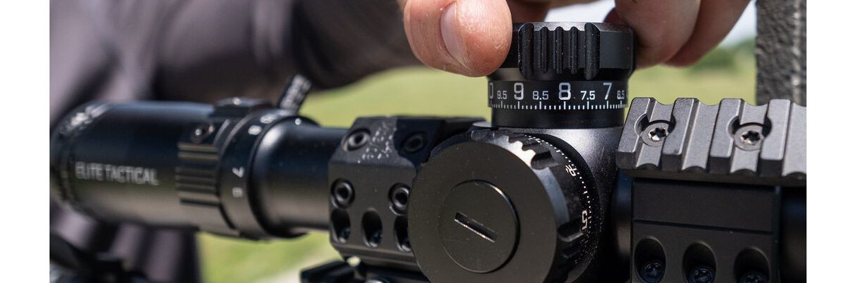 Ajuste del visor BUSHNELL ELITE TACTICAL mostrando la graduación fácil con los dedos, ejemplificando simplicidad y eficiencia.